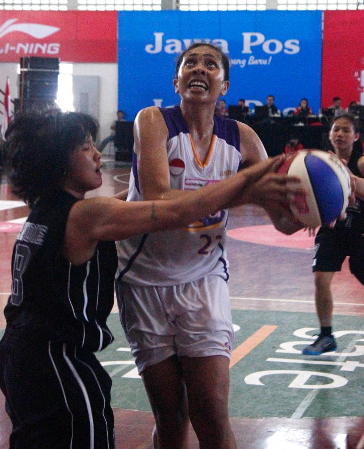 BINTANG LAGA: Center Surabaya Fever Gabriel Sophia (kanan) merusaha melepaskan tembakan dihalangi Mandie Sungkono (Merah Putih Predators) dalam laga di Sritex Arena, Solo, Minggu (1/3). (Foto:WNBL Indonesia)