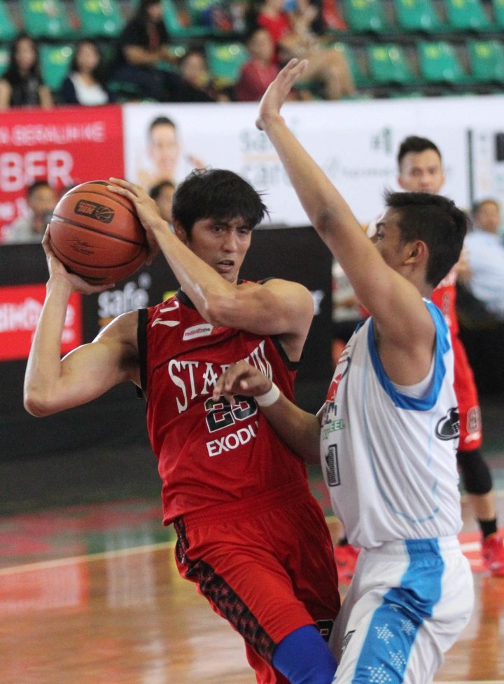 Center Stadium Jakarta Ruslan (kiri) dan M. Alan Asa'di (Bimasakti Nikko Steel Malang) dalam laga di Sritex Arena, Solo, Minggu (1/3).