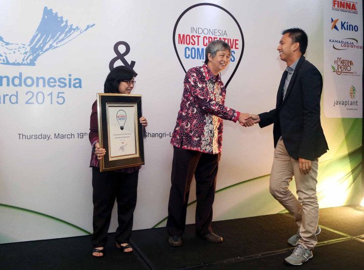 ISTIMEWA: Azrul Ananda bersama perwakilan saat meneriwa award Indonesia Most Creative Companies