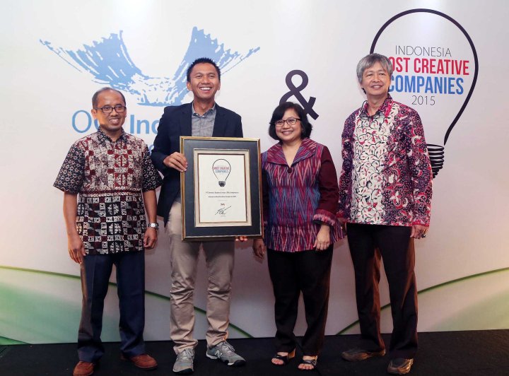 Dari Kiri : Sujatmaka Wapemred Majalah Swa Zeta Sarasvati Wakil Pemimpin Usaha Majalah Swa memberikan penghargaan kepada Direktur PT DBL Indonesia Azrul Ananda dalam Seminar Dan Awarding Ceremony di Hotel Shangrilla, Jakarta, Kamis (19/3/15). PT DBL Indonesia mendapatkan penghargaan Indonesia Most Creative Companies 2015 dari Majalah Swa. FOTO : FEDRIK TARIGAN/ JAWA POS