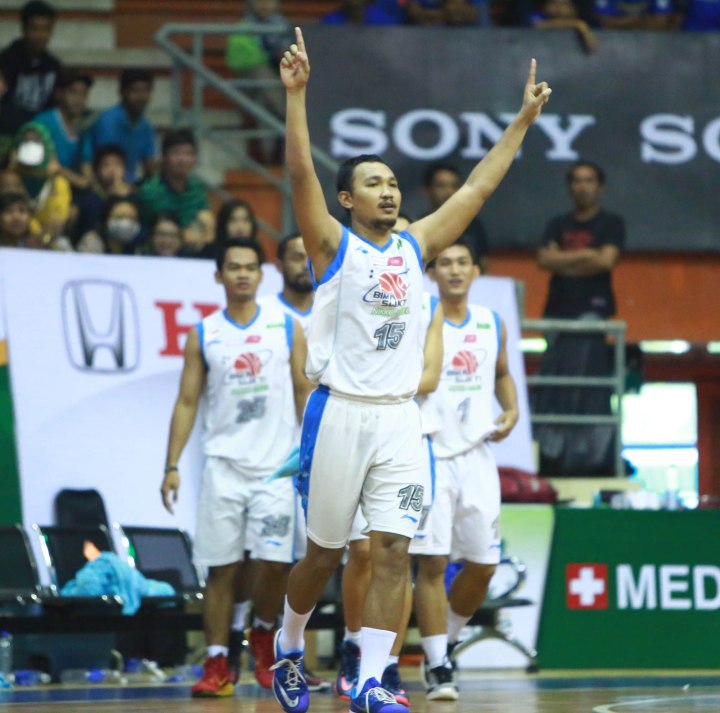 Ekspresi kapten Bimasakti Nikko Steel Malang Yanuar Dwi Priasmoro dan rekan-rekan setimnya saat mengalahkan Stadium Jakarta di C-Tra Arena, Bandung, Minggu (29/3).