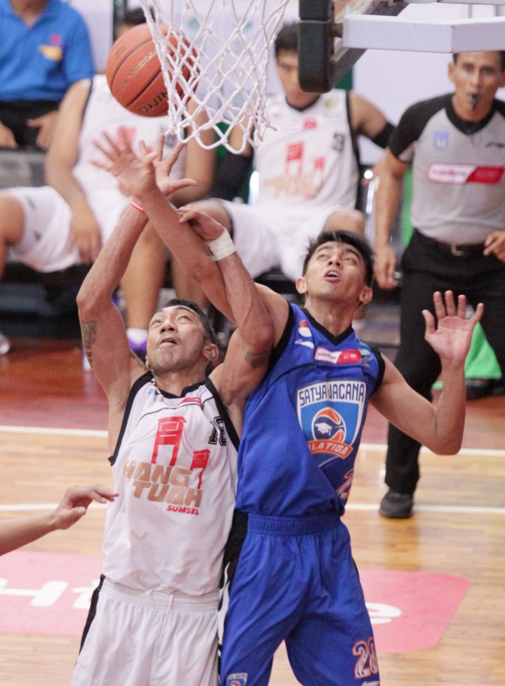 Power forward Hangtuah Sumsel IM Yan Steven Pattikawa (kiri) berebut bola rebound dengan rookie Satya Wacana ACA LBC Salatiga Yurifan Hosen dalam laga di GOR Sahabat, Semarang, Sabtu (7/3).