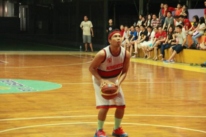 Roy Putranto saat dipertandingan dan mengambil tembakan bebas