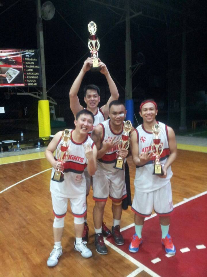 Roy Putranto bersama team saat memenangkan kejuaraan basket