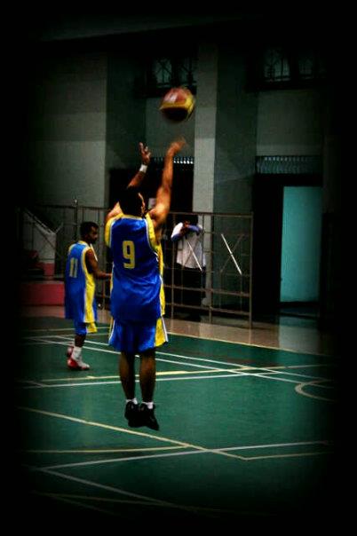 Salah satu aksi Roy Putranto di lapangan Basket