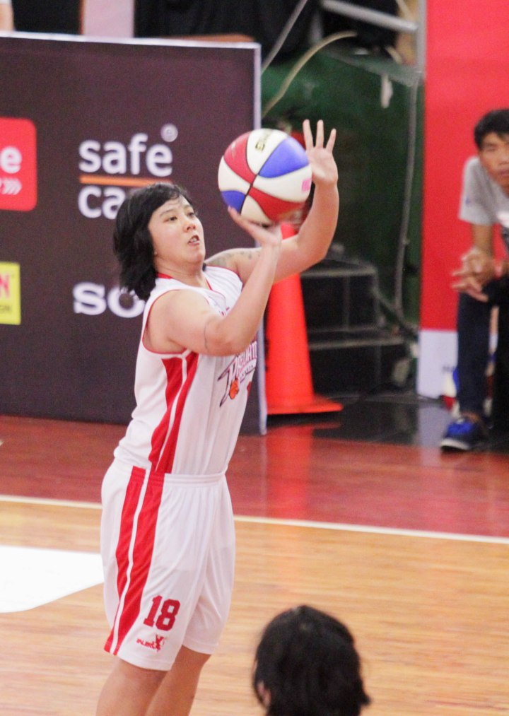 Power forward Merah Putih Predators Jakarta Mandie Soengkono melepaskan tembakan dalam laga melawan Rajawali Bandung, Kamis (5/3).