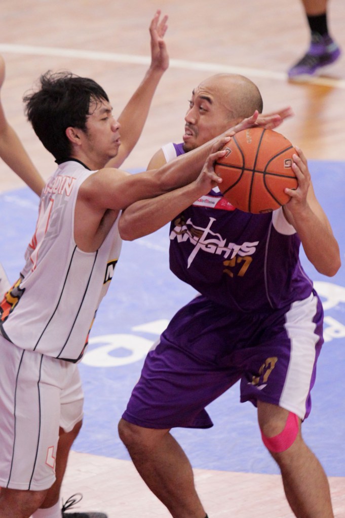 Shooting guard CLS Knights Surabaya Bima Riski Ardiansyah (kanan) dihadang Imanudin Husnuzan (NSH GMC GSBC Jakarta) dalam laga di GOR Sahabat, Semarang, Sabtu (7/3).