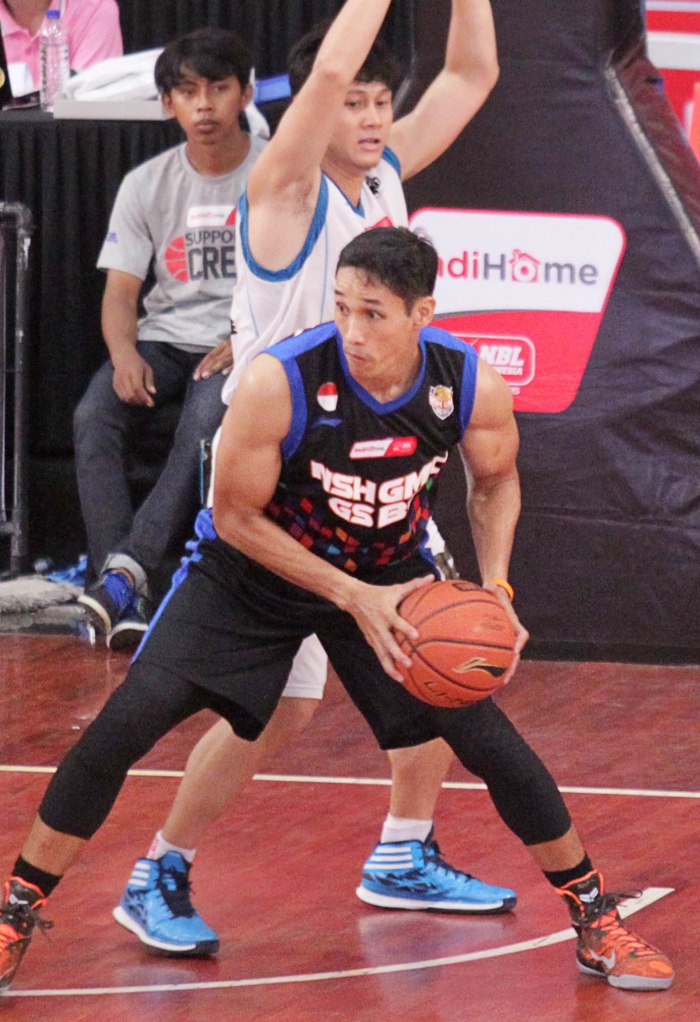 Center NSH GMC GSBC Jakarta Boy Elimar Damanik (depan) dan Muhammad Ikrar Fauzia Syarief dari Pacific Caesar Surabaya dalam laga di GOR Sahabat, Semarang, Kamis (5/3).