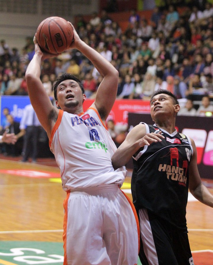 Power forward Pelita Jaya Energi Mega Persada Ponsianus Nyoman Indrawan (kiri) berebut bola rebound dengan Airlangga Sabara (Hangtuah Sumsel IM) dalam laga di GOR Sahabat, Semarang, Kamis (5/3)