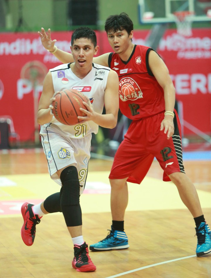 Power forward JNE BSC Bandung Utama Azhari Rahmat (kiri) dan Muhammad Ikrar dari Pacific Caesar Surabaya dalam laga di GOR UNY, Jogjakarta, Kamis (12/3).