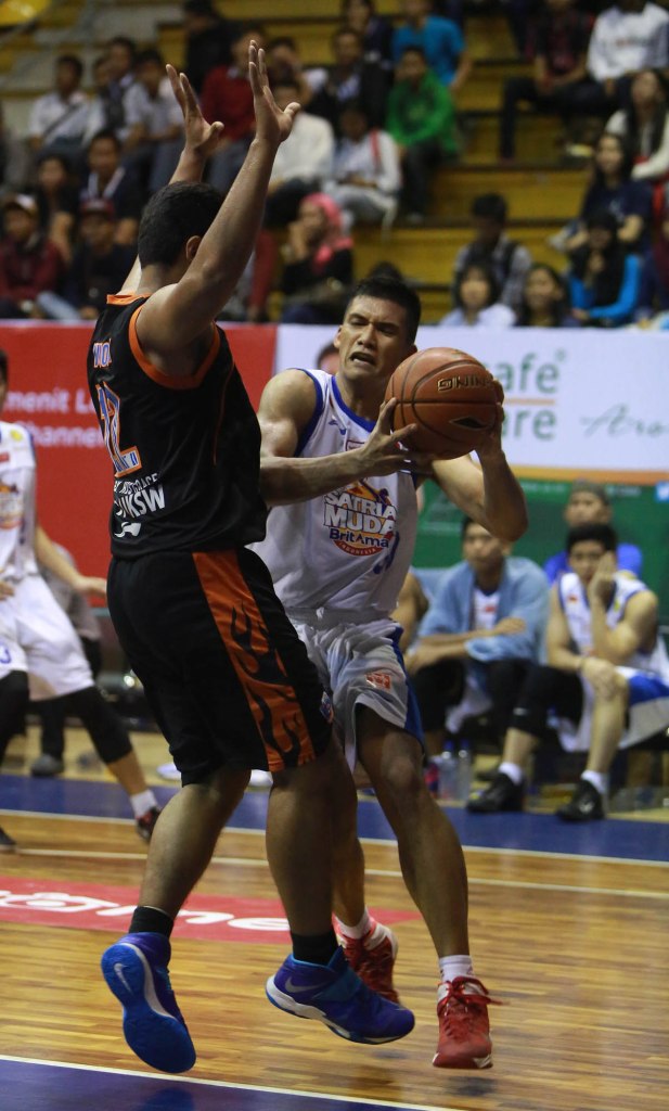 Power forward Satria Muda BritAma Jakarta Kevin Yonas Argadiba Sitorus (kanan) berusaha melewati penjagaan Musthofa Ramadhan (Satya Wacana ACA LBC Salatiga) dalam laga di C-Tra Arena, Bandung, Rabu (25/3)