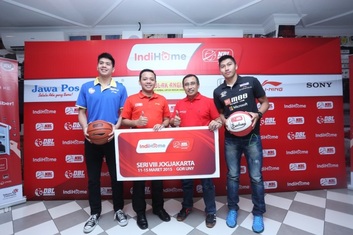 Dari kiri Avan Seputra (Satria Muda BritAma Jakarta), Yondang Tubangkit (Senior Manager Communcation PT. DBL Indonesia), M.Amanuddin (GM Telkom Witel Jogjakarta), dan Handri Satrya Santosa (M88 Aspac Jakarta) dalam press conference IndiHome NBL Indonesia 2014-2015 di Ticless Cafe and Resto, Jogjakarta, Selasa (10/3)