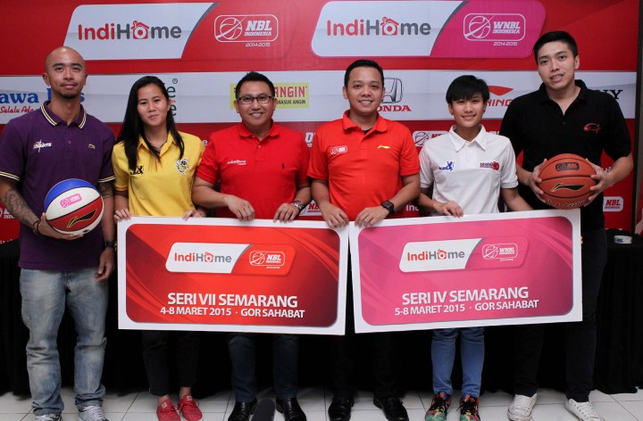 Dari kiri, Mario Wuysang (CLS Knights Surabaya), Anne Inessa (Tomang Sakti Mighty Bees Jakarta), Rosyidul Umam Aly (GM Telkom Regional IV Jateng & DIY), Yondang Tubangkit (DBL Indonesia),  Rohtirastari (Sahabat Wisma Sehati Semarang), Christ Gideon (Garuda Kukar Bandung) dalam press conference IndiHome NBL dan WNBL Indonesia seri Semarang di Saung Dapoer Kampung, Selasa (3/3).