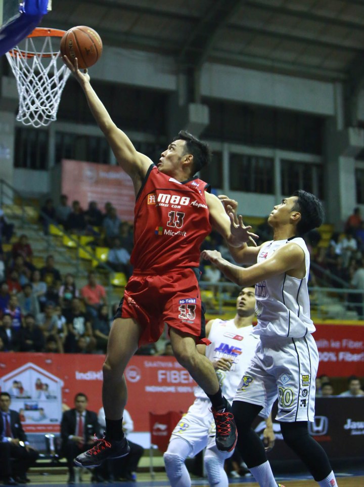 SAPU BERSIH: Shooting guard M88 Aspac Jakarta Ebrahim Enguio Lopez (kiri) melakukan lay up melewati hadangan Teddy Apriyana Romadonsyah (JNE BSC Bandung Utama) dalam laga di C-Tra Arena, Bandung, Minggu (29/3).