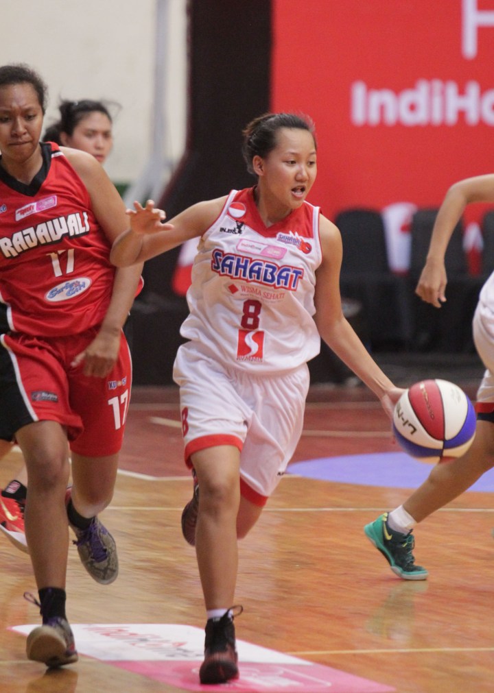 Shooting guard Sahabat Wisma Sehati Semarang Nathasa Debby Christaline (kanan) memimpin kemenangan timnya atas Rajawali Bandung, Sabtu (7/3).