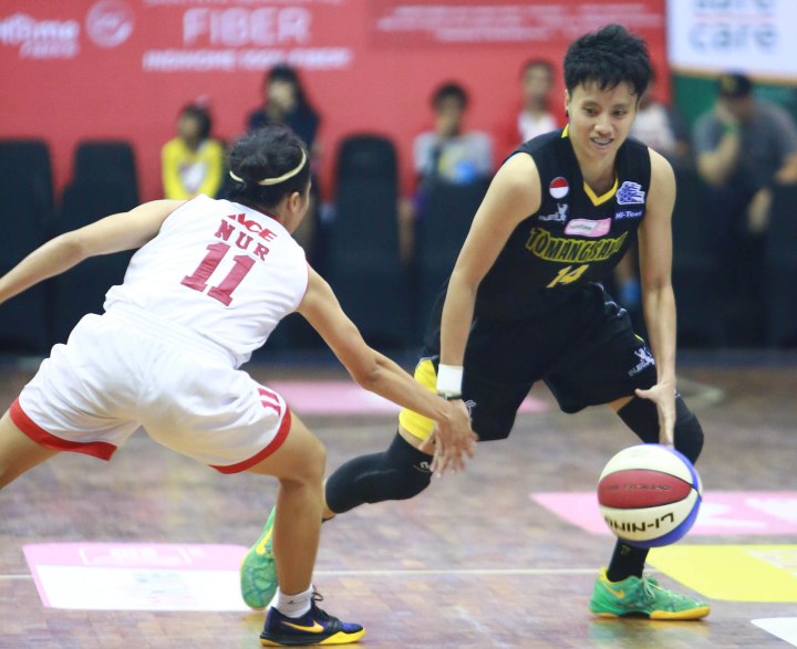 Small forward Tomang Sakti Mighty Bees Jakarta Wulan Ayuningrum (kanan) berusaha melewati penjagaan Nur Rahmawati dari Sahabat Wisma Sehati Semarang dalam laga di C-Tra Arena, Bandung, Kamis (26/3).