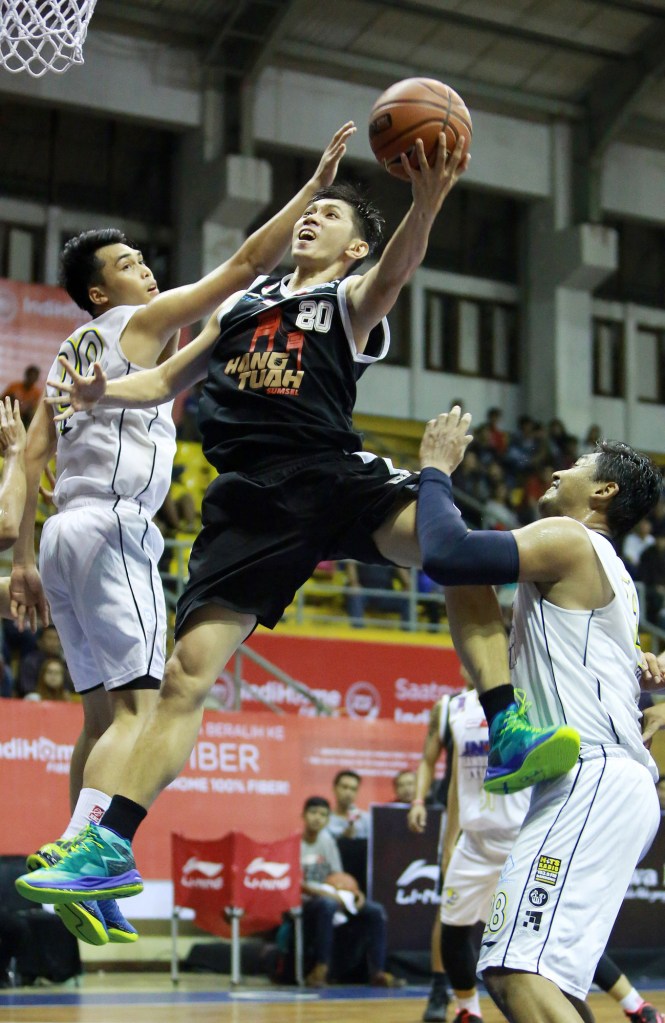 Shooting guard Hangtuah Sumsel IM Mei Joni (tengah) menjadi pengumpul poin terbanyak bagi timnya dalam laga melawan tim tuan rumah JNE BSC Bandung Utama di C-Tra Arena, Bandung, Rabu (25/3).
