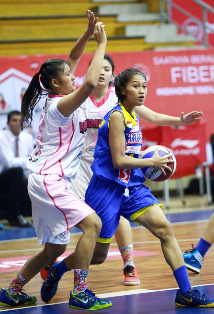 Small forward Sahabat Wisma Sehati Semarang Amin Fatmala (kanan) dijaga Calista Elvira dari Rajawali Bandung dalam laga di C-Tra Arena, Bandung, Sabtu (28/3).