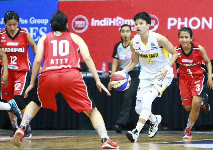 Small forward Tomang Sakti Mighty Bees Jakarta Wulan Ayuningrum (dua dari kanan) saat timnya mengandaskan tim tuan rumah Rajawali Bandung di C-Tra Arena, Bandung, Minggu (29/3).
