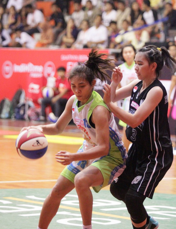 BINTANG KEMENANGAN: Power forward Sritex Dragons Solo Nova Anggraini (kiri) dan Yosiana Rosemari dari Merah Putih Predators Jakarta dalam laga di GOR Sahabat, Semarang, Jumat (6/3).