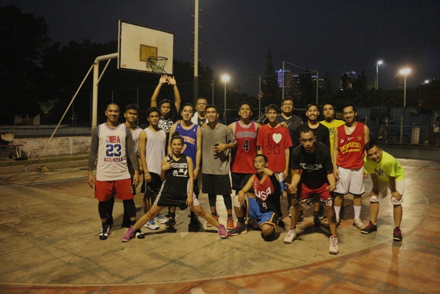 Rico Haleluya bermain dengan komunitas basket Monday Stweetball