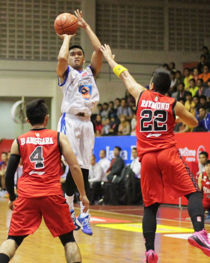 Shooting guard Satya Wacana ACA LBC Salatiga Respati Ragil Pamungkas (tengah) melepaskan tembakan tiga angka dalam laga melawan Stadium Jakarta, Rabu (4/3).