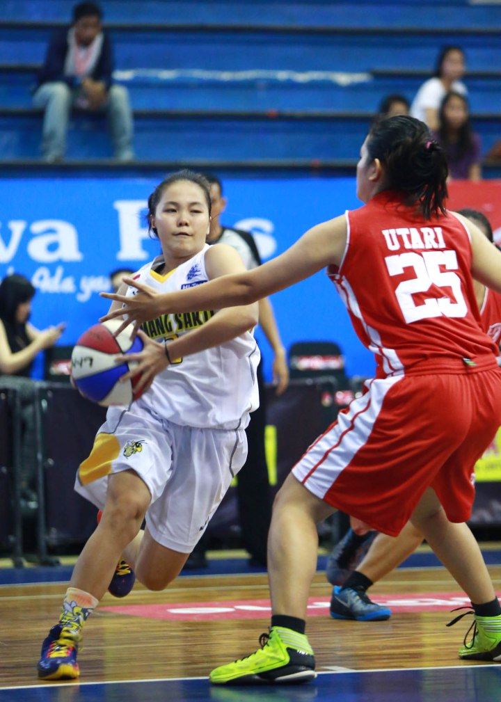 Shooting guard Tomang Sakti Mighty Bees Jakarta Yenny Zeng (kiri) dijaga Rizky Utari Putri (Merah Putih Predators) dalam laga di C-Tra Arena, Bandung, Jumat (27/3)