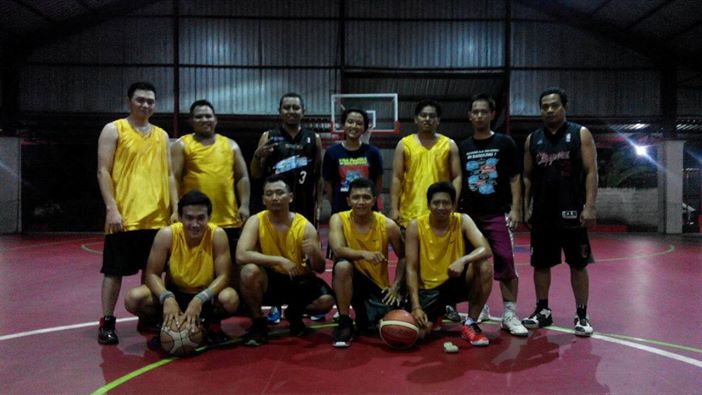 Deni Sartika pemain dari Bima Sakti ikut bermain di komunitas 86basketballer