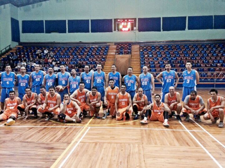 Anjar Pratisto Bersama team basketnya