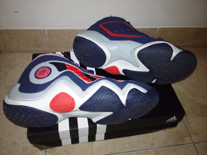 Kondisi sepatu tampak bawah dan samping