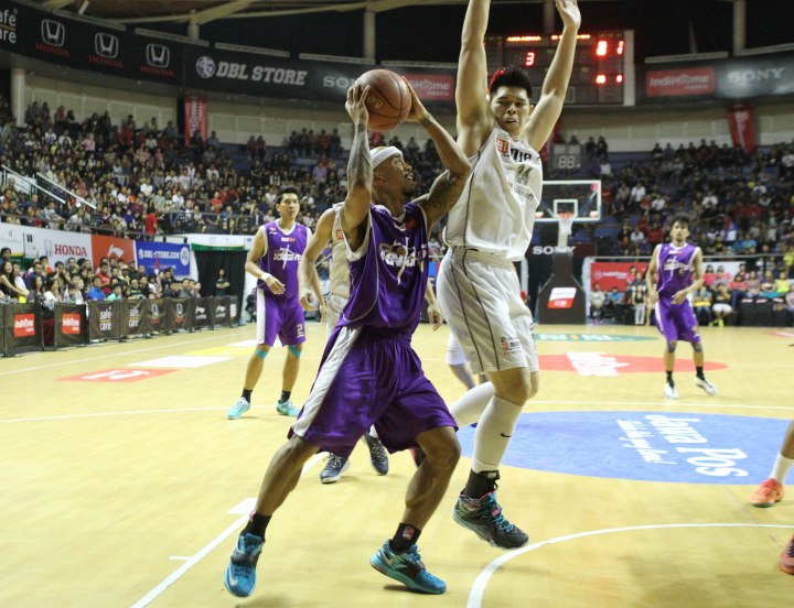 Point guard CLS Knights Surabaya Mario Wuysang (kiri) dihadang Ferdinand Damanik dari M88 Aspac Jakarta dalam laga yang berlangsung sengit di DBL Arena, Surabaya, Sabtu (11/4).