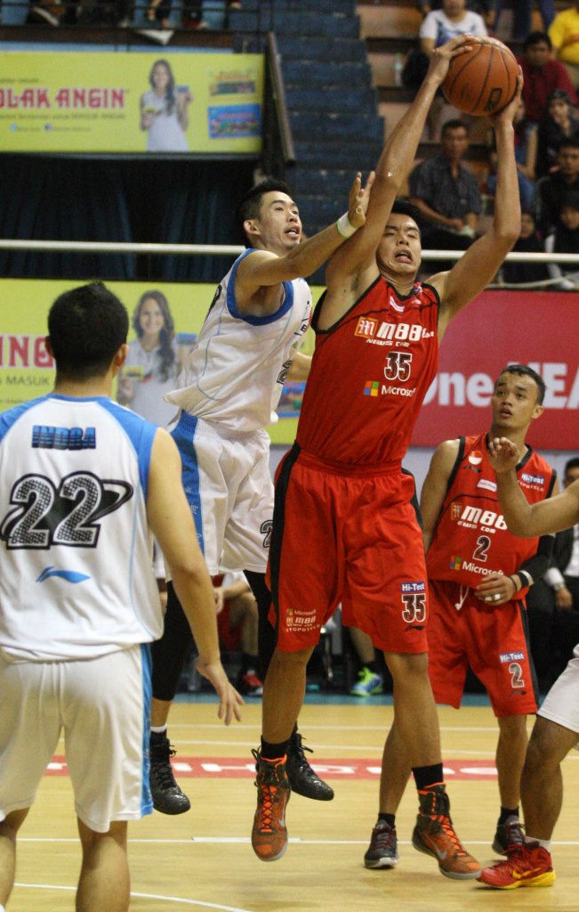 Center M88 Aspac Jakarta Kristian Liem (kanan) berebut bola rebound dengan Freddy dari Bimasakti Nikko Steel Malang dalam laga di DBL Arena, Surabaya, Minggu (12/4).