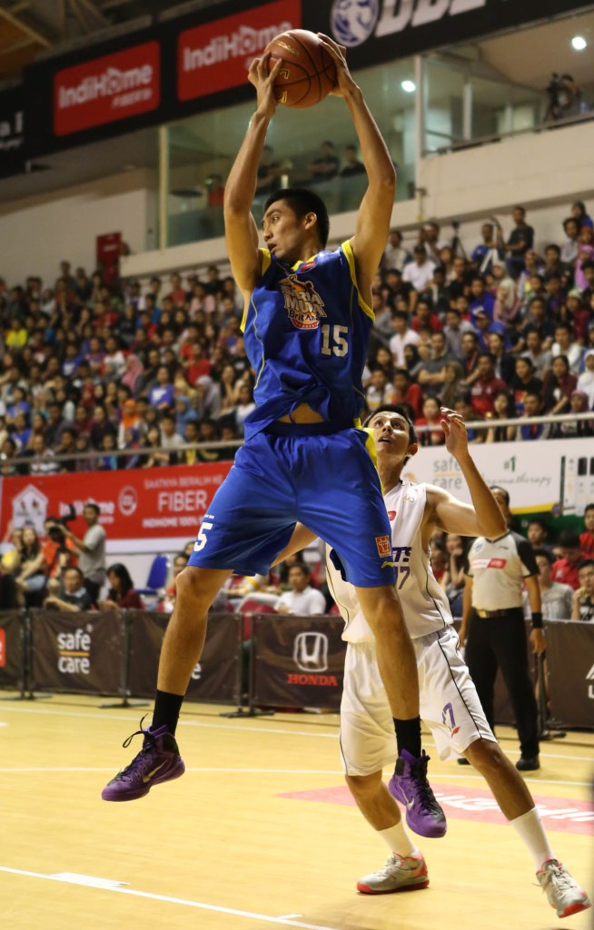 Center Satria Muda BritAma Jakarta Christian Ronaldo Sitepu (kiri) berhasil merebut bola rebound dalam laga melawan CLS Knights Surabaya di DBL Arena, Surabaya, Minggu (12/4).