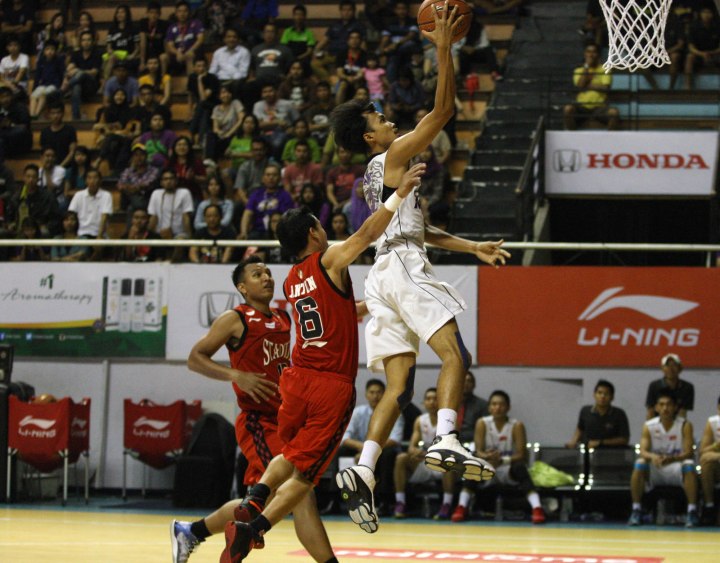 Small forward CLS Knights Surabaya Sandy Febiansyakh Kurniawan (kanan) melakukan lay up dalam laga melawan Stadium Jakarta di DBL Arena, Surabaya, Kamis (9/4).