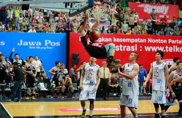 Shooting guard Aspac Jakarta Ebrahim Enguio Lopez melakukan alley-oop dunk saat melawan Satria Muda Jakarta dalam laga Grand Final musim lalu. Laga ini ditayangkan secara langsung oleh Televisi Republik Indonesia (TVRI). TVRI akan kembali menayangkan secara langsung dan eksklusif Grand Final IndiHome NBL Indonesia Championship Series 2015 pada 10 Mei nanti.