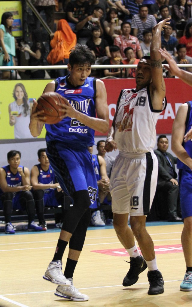 Center Stadium Jakarta Ruslan (kiri) berusaha menembus pertahanan Yan Stiven Pattikawa dari Hangtuah Sumsel IM dalam laga di DBL Arena, Surabaya, Minggu (12/4).