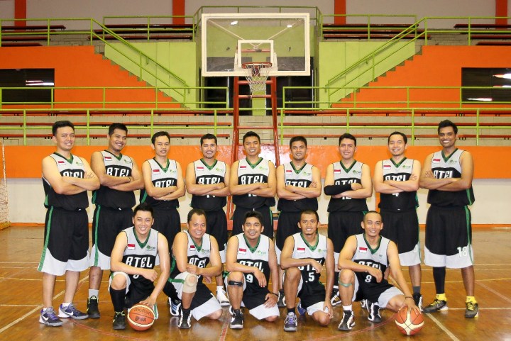 Anjar Pratisto Bersama team basketnya