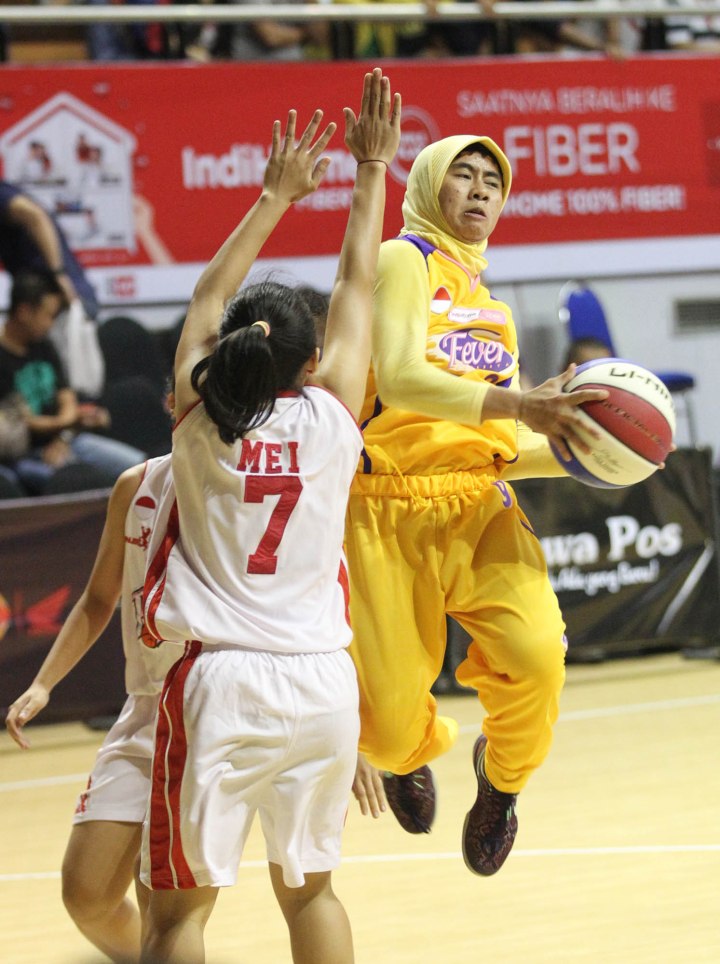 Shooting guard Surabaya Fever Raisa Aribatul Hamidah (kanan) berusaha menerobos pertahanan Mey Putri Diana dari Merah Putih Predators Jakarta dalam laga terakhir IndiHome NBL Indonesia musim reguler 2014-2015 di DBL Arena, Surabaya, Minggu (12/4).