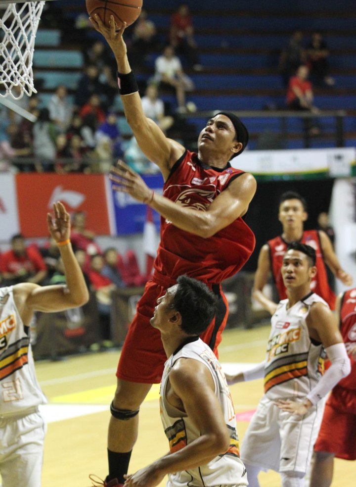 Power forward Garuda Kukar Bandung Fadlan Minallah melakukan layup dalam laga melawan NSH GMC GSBC Jakarta di DBL Arena, Surabaya, Sabtu (11/4).