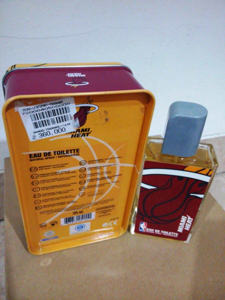 Cek pojok kiri bawah untuk cek hologramnya