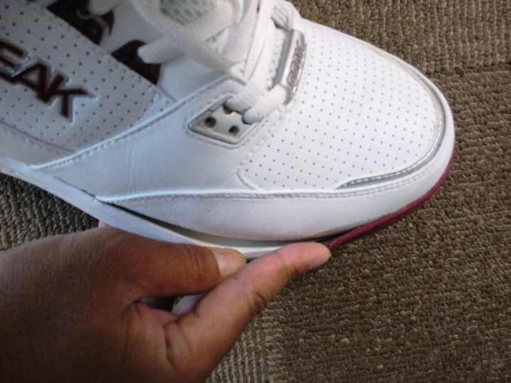 Lem sepatu PEAK  mengelupas di pemakaian pertama