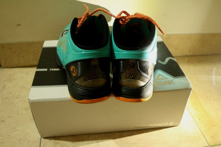 Peak Tony Parker 2 Tampak belakang, design seperti batik dan signature TP dan angka 9