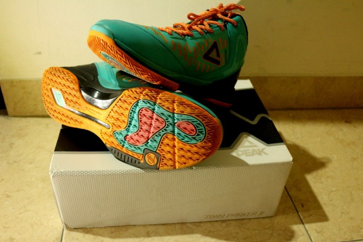 Peak Tony Parker 2, Design sol sepatunya berwarna-warni