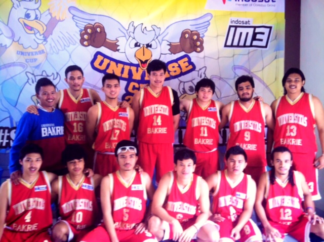 Viki Dwi Laksono bersama team Bakrie University