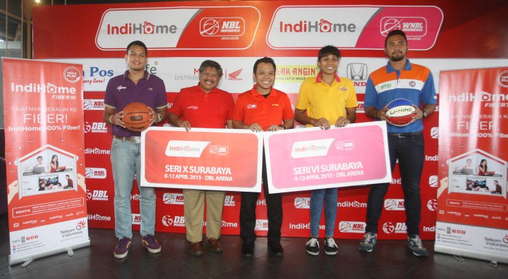 Dari kiri, Kaleb Ramot Gemilang (CLS Knights Surabaya), Imam Moencar (PT Telkom Indonesia), Yondang Tubangkit (PT DBL Indonesia), Gabriel Sophia (Surabaya Fever), Adhi Pratama Prasetyo Putra (Pelita Jaya Energi Mega Persada Jakarta) saat press conference IndiHome NBL Indonesia seri X Surabaya dan IndiHome WNBL IndiHome WNBL Indonesia seri VI Surabaya di Agis Lounge n Resto, Surabaya, Selasa (7/4).