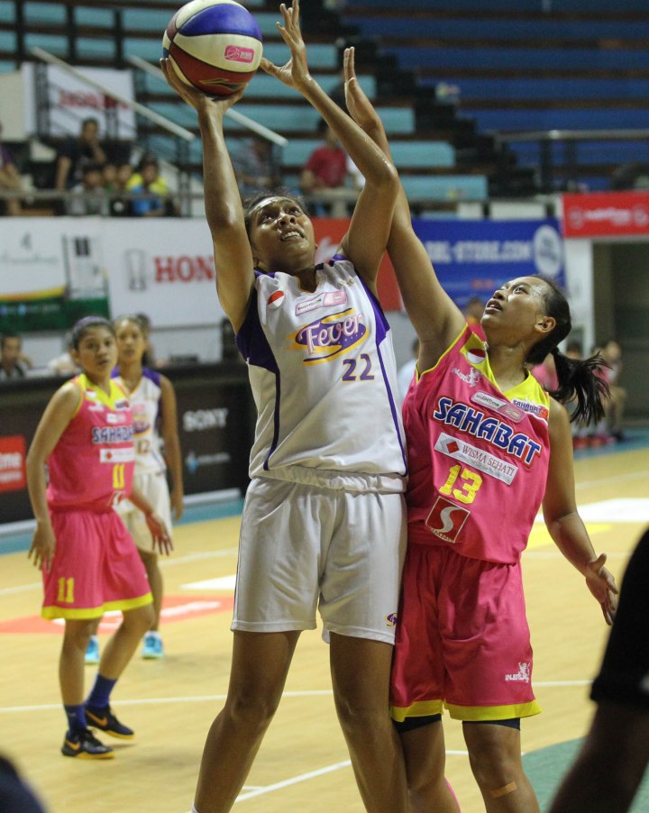 Center Surabaya Fever Gabriel Sophia (kiri) berusaha melepaskan tembakan melewati hadangan Yuni Anggraeni dari Sahabat Wisma Sehati Semarang dalam laga di DBL Arena, Surabaya, Sabtu (11/4). Foto: Farid Fandi/Jawa Pos)