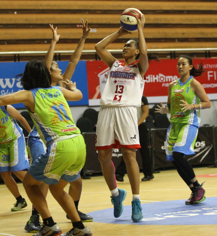 Power forward Sahabat Wisma Sehati Semarang Yuni Anggraeni (dua dari kanan) melepaskan tembakan dalam laga melawan Sritex Dragons Solo di DBL Arena, Surabaya, Minggu (12/4).