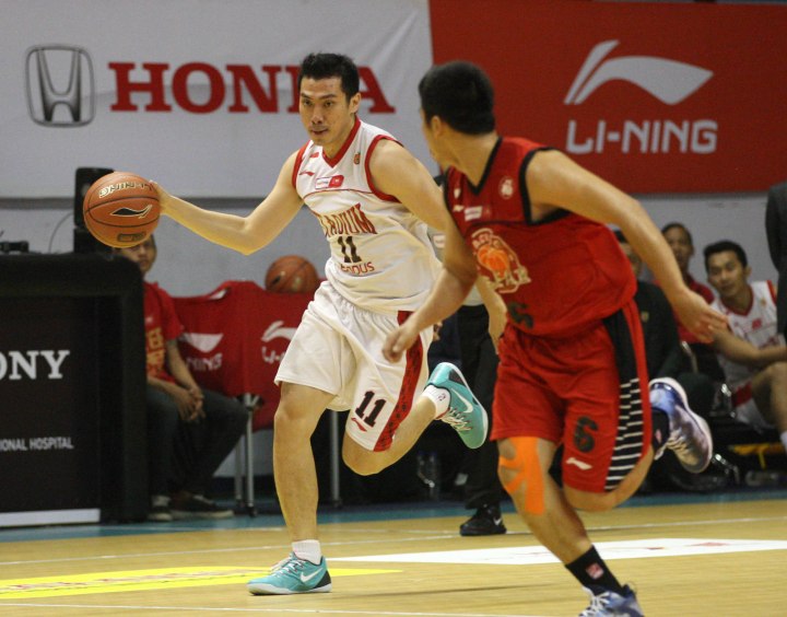 Small forward Stadium Jakarta Dino Leonardo (kiri) dibawah penjagaan Charlie Fanny Indra Putra dari Pacific Caesar dalam laga di DBL Arena, Surabaya, Sabtu (11/4).