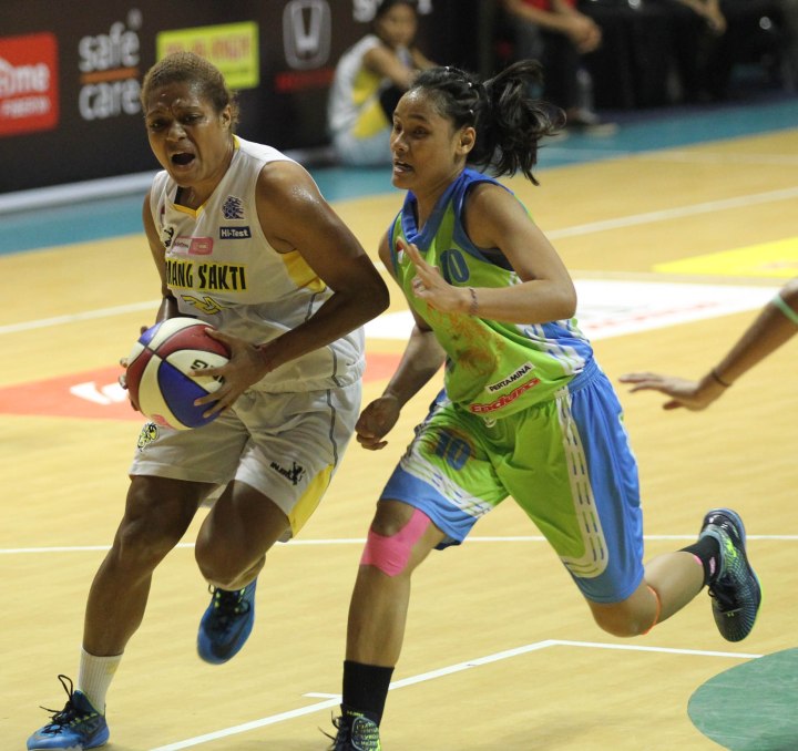 Center Tomang Sakti Mighty Bees Jakarta Jacklien Ibo (kiri) dan Lophy Mora Christya dari Sritex Dragons Enduro Solo dalam laga di DBL Arena, Surabaya, Jumat (10/4).