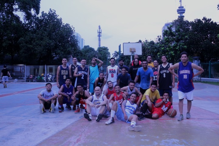 Awwe (Duduk-kiri) bermain basket bersama komunitas monday stweetball